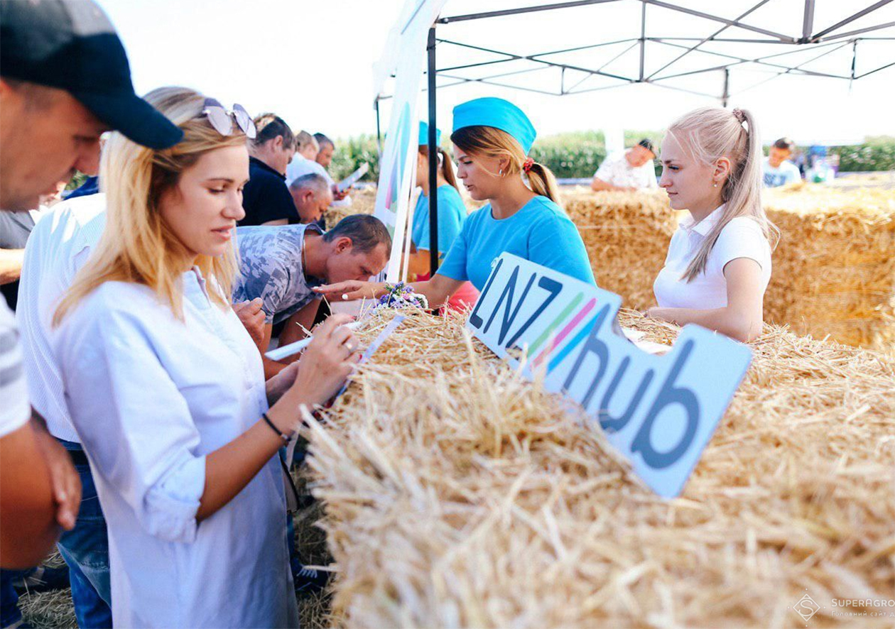 Спілкування між споживачами продукції агропромислового холдингу і його працівниками завжди продуктивне. Фото з сайту superagronom.com